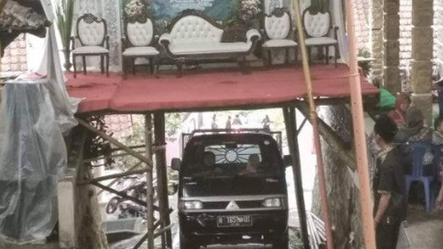 pelaminan melayang viral (foto: twitter/@giewahyudi)