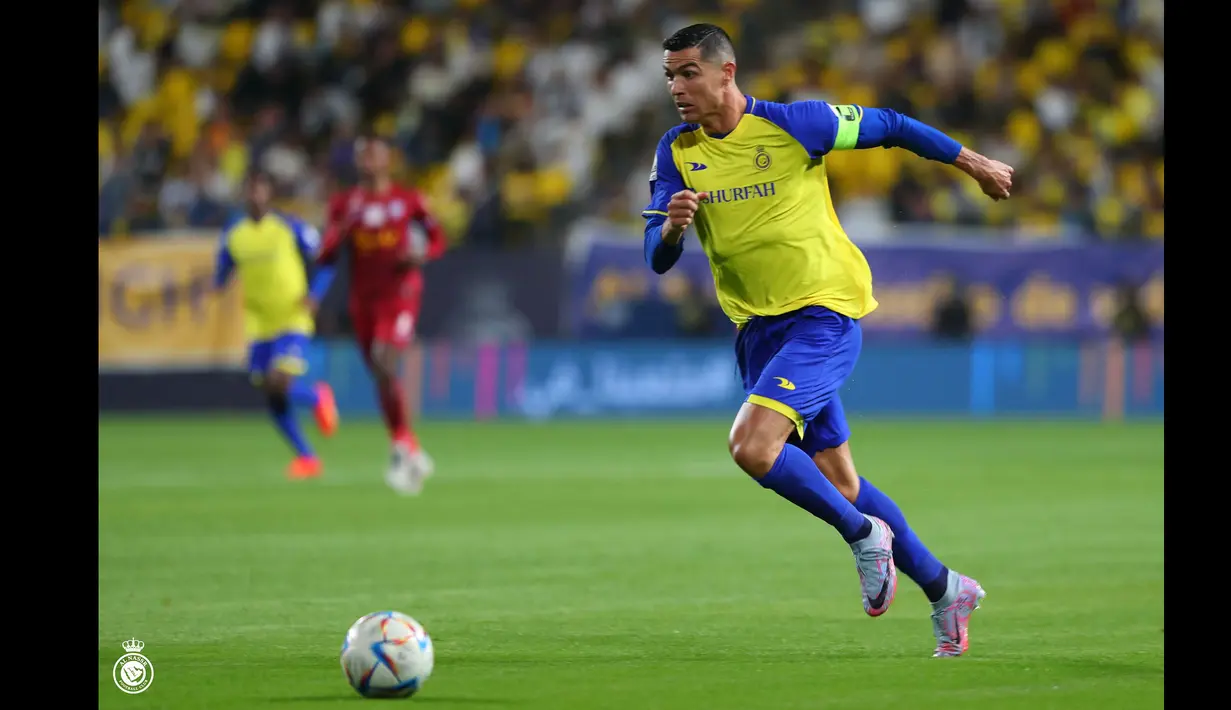 Pemain Al-Nassr, Cristiano Ronaldo menggiring bola pada laga pekan ke-21 Liga Pro Arab Saudi 2022/2023 melawan Albha di Mrsool Park, Riyadh, Minggu (19/03/2023) WIB. Laga dimenangkan oleh Al-Nassr dengan skor 2-1. (Twitter/@AlNassrFC)
