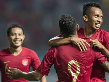 Para pemain Timnas indonesia merayakan gol Irfan Jaya ke gawang Myanmar pada laga persahabatan di Stadion Wibawa Mukti, Jawa Barat, Rabu (10/10). Indonesia menang 3-0 atas Myanmar(Bola.com/Vitalis Yogi Trisna)