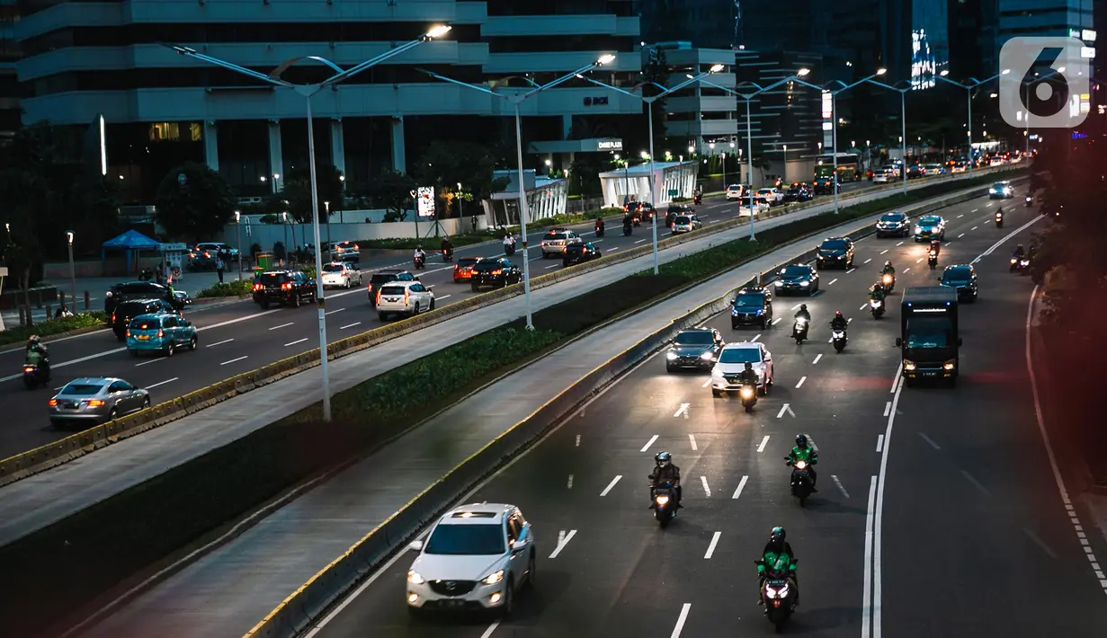 Kondisi lalu lintas di Jalan Jenderal Sudirman, Jakarta, Selasa (29/12/2020). Sejumlah jalan protokol di Jakarta akan ditutup untuk kendaraan dan orang pada malam Tahun Baru 31 Desember 2020. (Liputan6.com/Faizal Fanani)