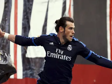 Gareth Bale mencetak dua gol saat Real Madrid menundukkan Rayo Vallecano 3-2 dalam laga La Liga Spanyol di Stadion Campo de Fútbol de Vallecas, Sabtu (23/4/2016). (Reuters/Sergio Perez)