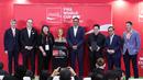 Menpora Erick Thohir (kanan) bersama Gubernur DKI Jakarta Pramono Anung (kedua kanan), President ASEAN & South Pacific The Coca-Cola Company Selman Careaga (kiri) dan mantan pemain sepak bola Gilberto Silva (ketiga kiri) foto bersama dengan trofi FIFA World Cup 2026 yang diperlihatkan di Jakarta International Convention Center (JICC), Senayan, Jakarta, Kamis (22/1/2026). (Bola.com/ Abdul Aziz)