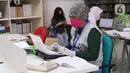 Pengunjung membaca buku di Perpustakaan Nasional (Perpusnas), Jakarta, Kamis (10/6/2020). Perpusnas membuka kembali membuka pelayanan mulai Kamis ini, 11 Juni 2020, dengan menyiapkan protokol kesehatan setelah beberapa bulan tutup akibat COVID-19. (Liputan6.com/Angga Yuniar)