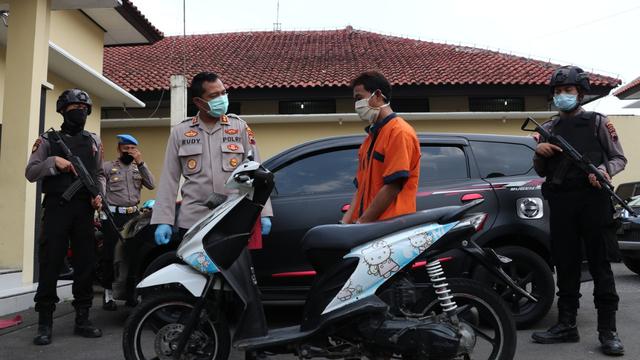 Mengaku Intel Polres Kebumen, Residivis kasus pencabulan gelapkan motor kekasihnya. (Dok Polres Kebumen, Liputan6.com/Galoeh Widura)