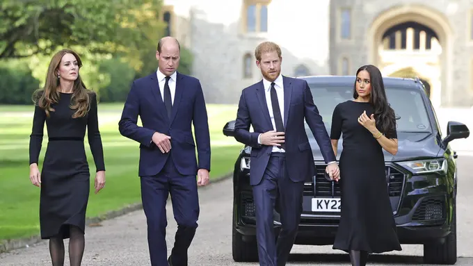 Pasangan suami istri Pangeran William dan Pangeran Harry tampak akrab satu dengan lainnya walau jalan mereka berjarak. (Foto: Chris Jackson/Pool Photo via AP)