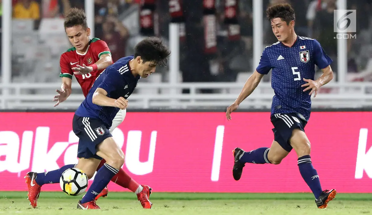 Pesepak bola Jepang U-19 berusaha menghalau Pesepak bola Timnas Indonesia U-19 pada laga uji coba babak pertama di Stadion Utama Gelora Bung Karno (SUGBK), Jakarta, Minggu (25/3). Babak pertama Timnas Indonesia kalah 0-1 (Liputan6.com/Angga Yuniar)