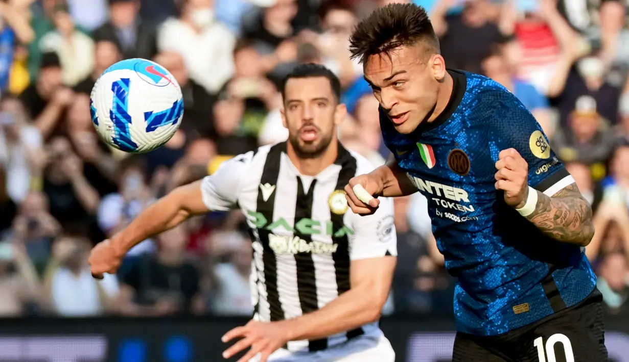<p>Menit ke-38, Inter mendapatkan hadiah penalti. Wasit melihat VAR dan memastikan bahwa Mari menjatuhkan Dzeko. Lautaro maju sebagai algojo, eksekusinya menepis tiang, tapi bola rebound langsung disambut sundulan. (AFP/Miguel Medina)</p>