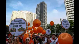 Massa yang tergabung dalam Ikatan alumni gizi (IKAZI) menggelar aksi memperingati Hari Gizi Nasional di kawasan Bundaran HI, Jakarta, Minggu (25/1/2015). (Liputan6.com/Faizal Fanani)