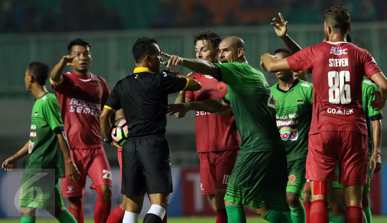 Pemain PS TNI, Elio Bruno Teixeira melakukan protes kepada wasit saat laga melawan PSM Makassar di lanjutan LIga 1 Indonesia di Stadion Pakansari, Cibinong, Kab Bogor, Senin (15/5). PS TNI unggul 2-1 atas PSM Makassar. (Liputan6.com/Helmi Fithriansyah)