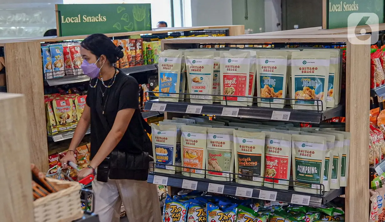 Pengunjung melihat-lihat produk Usaha Mikro, Kecil, dan Menengah (UMKM) yang dijual di M Block Market, Jakarta, Minggu (14/3/2021). M Block Market menjual berbagai produk buatan dalam negeri dalam rangka mendukung program pemerintah terkait kemudahan berusaha bagi UMKM. (Liputan6.com/Faizal Fanani)
