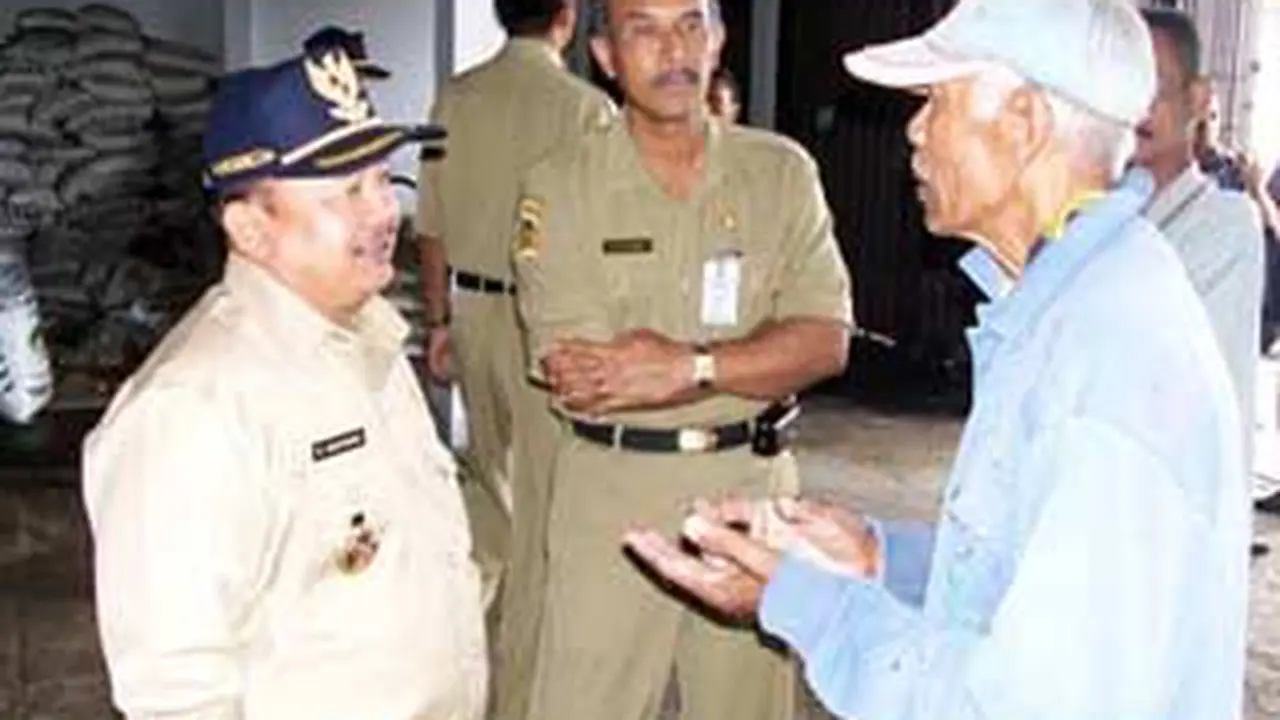 091223bbupati-tusuk.jpg