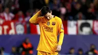 Reaksi kecewa bintang Barcelona, Lionel Messi usai timnya takluk di tangan Atletico Madrid dengan skor 0-2, pada Leg 2 Babak Perempat Final Liga Champions 2015-2016, di Stadion Vicente Claderon, Kamis (14/4/2016) dini hari WIB. Messi mendapat kritikan set