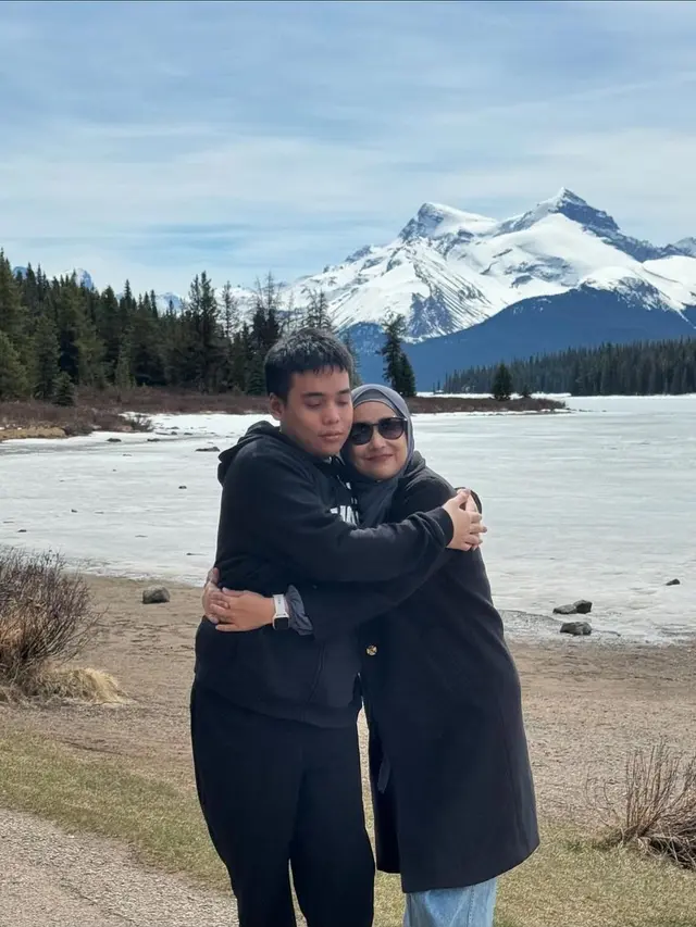 Cindy Fatikasari dan keluarga di Kanada (Instagram/cindyfatikasari18)