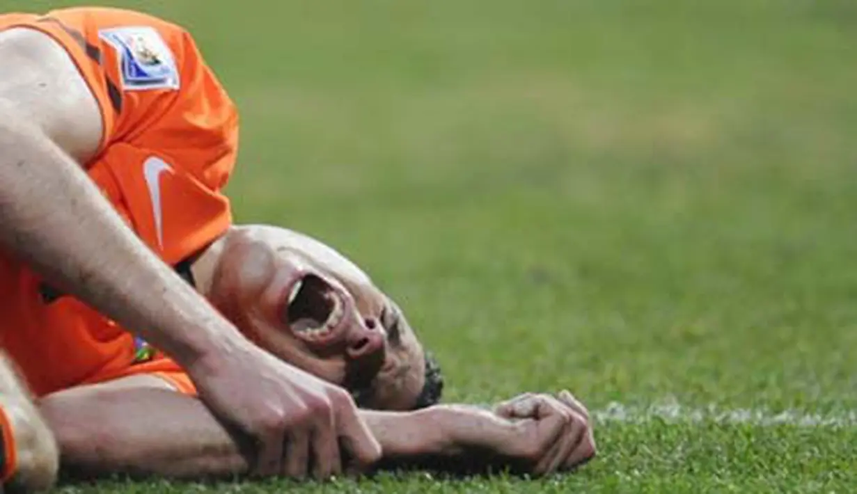 Netherlands' striker Robin van Persie lies on the pitch in pain during the 2010 World Cup quarter-final football match between the Netherlands and Brazil on July 2, 2010 at Nelson Mandela Bay stadium in Port Elizabeth. AFP PHOTO / PIERRE-PHILIPPE MARCOU