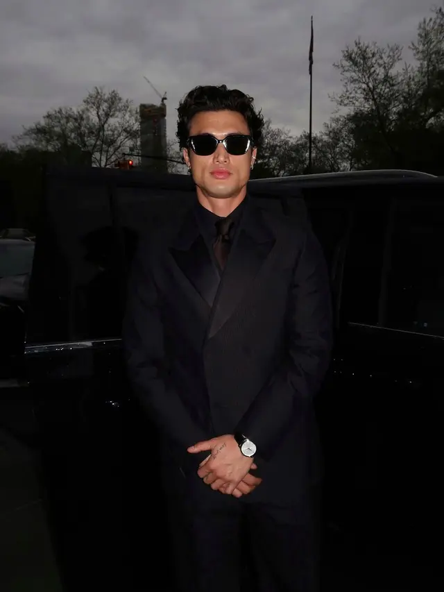 Potret Charles Melton yang Jadi Model Video Klip Lagu Jennie (credit: instagram/melton)