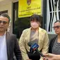 COO Miss Universe Indonesia, Andaria Sarah Dewia didampingi tim penasihat hukum memenuhi panggilan penyidik Polda Metro Jaya sebagai tersangka dugaan pelecehan seksual terhadap kontestan. (Merdeka.com/Rahmat Baihaqi)