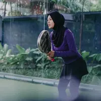 Aurel Hermansyah kini tengah “kegilaan” olahraga padel. Hal ini pun diungkapkan di media sosialnya, tampak ia pun mengunggah beberapa foto saat bermain padel. [@aurelie.hermansyah]