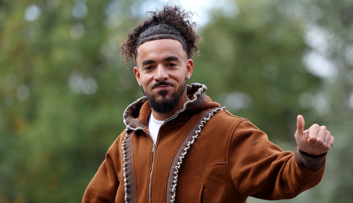 Pemain Prancis, Malo Gusto memberikan gestur jempol saat kedatangan untuk pemusatan latihan menjelang laga Grup D Kualifikasi Piala Dunia 2026 zona Eropa melawan Azerbaijan dan Islandia di Clairefontaine-en-Yvelines, Prancis, Minggu (06/10/2025). (AFP/Franck Fife)