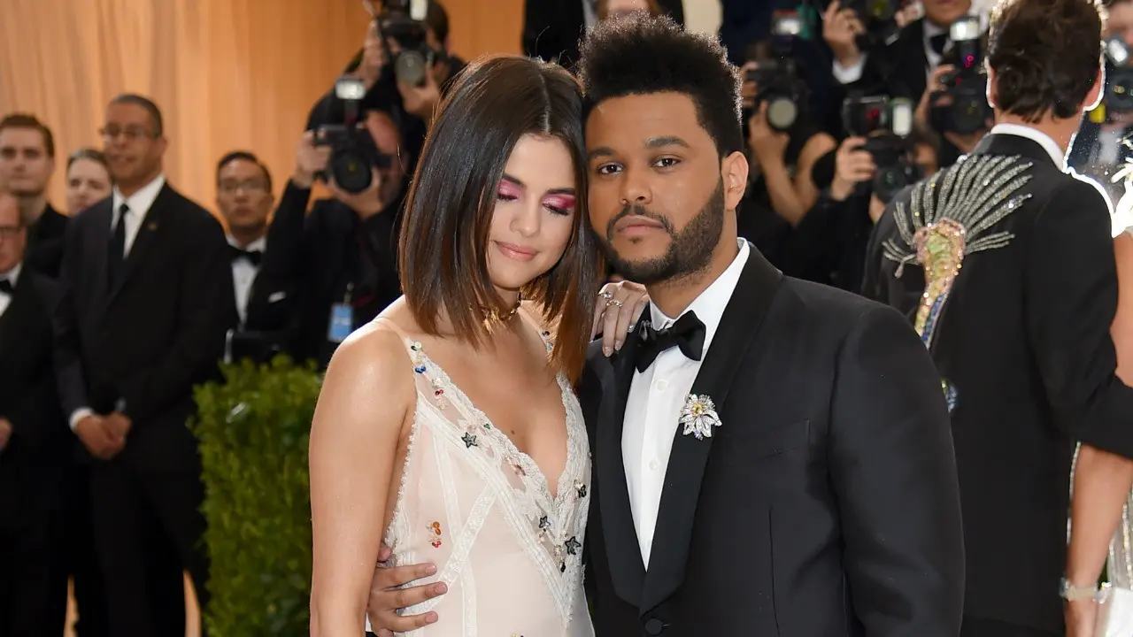 	Selena Gomez dan The Weeknd (ETOnline)