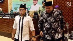 Wakil Ketua MPR Muhaimin Iskandar (kiri) dan Plt Ketua F-PKB DPR Cucun Syamsurizal saat Parlemen Santri Angkatan IV F-PKB MPR RI, Jakarta, Kamis (19/4). Para santri mendapat pemahaman demokrasi dan parlemen. (Liputan6.com/Johan Tallo)