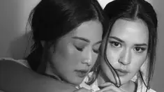 Raisa, yang dikenal sebagai istri Hamish Daud, tampil lembut dengan ekspresi penuh emosi. Sementara itu, Dian Sastro memperlihatkan tatapan tajam yang kuat, memancarkan pesona awet muda yang memesona. Detail gaya pemotretan mereka mencuri perhatian dengan sentuhan minimalis nan elegan. (Liputan6.com/Tiktok/@penggemarnicsap)