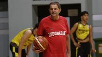 Pelatih basket Indonesia, Rajko Toroman, saat sesi latihan di GBK Arena, Jakarta, Senin, (14/9). Latihan tersebut untuk persiapan SEA Games 2019. (Bola.com/M Iqbal Ichsan)