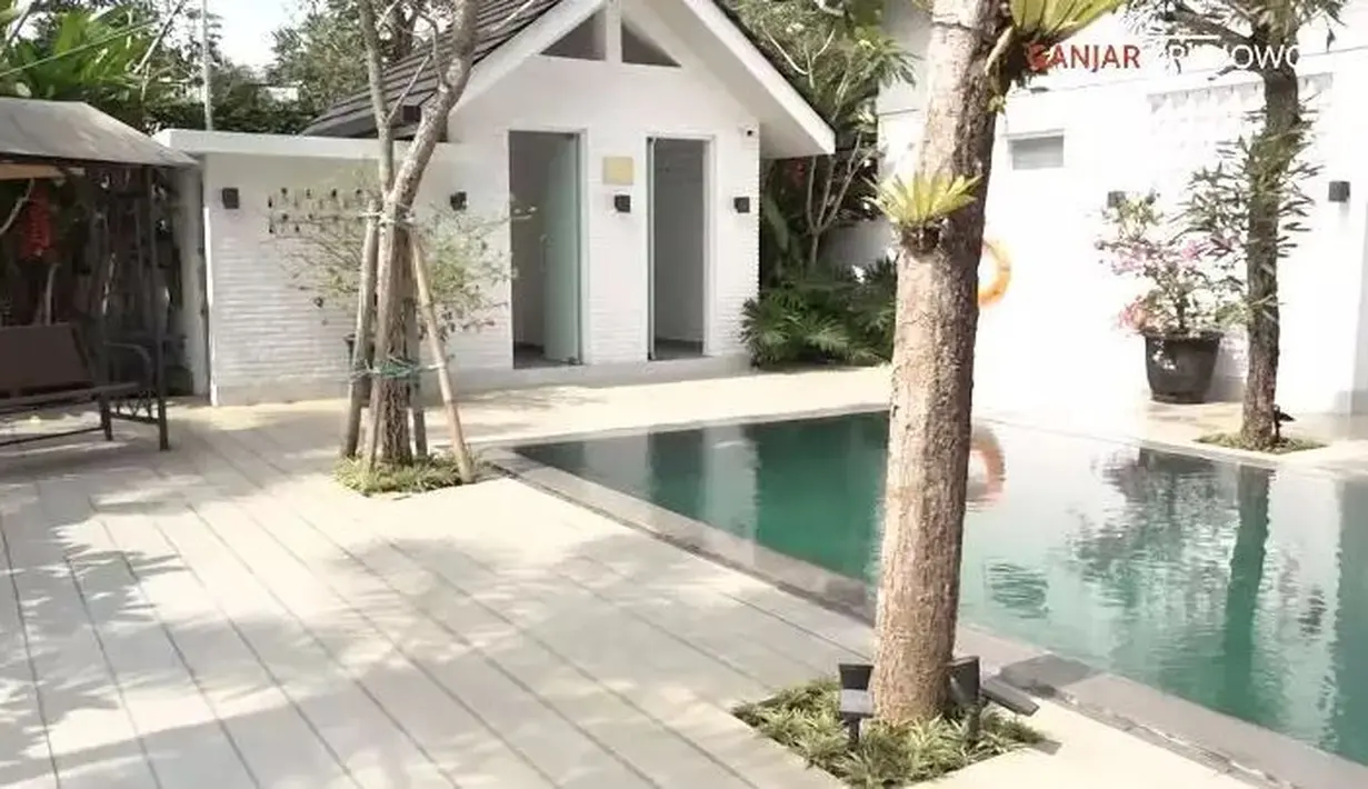 Dengan luas tanah segitu, tak lengkap rasanya kalau tak ada kolam renang. Di rumah ini fasilitas kolam renang berukuran cukup luas. (YouTube/Ganjar Pranowo)