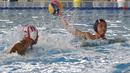 Pemain Timnas Polo Air Indonesia, Made Agung, berusaha memasukkan bola, saat latihan di Stadion Aquatik GBK, Jakarta, Senin (11/11). Para punggawa Timnas Polo air menargetkan medali emas di SEA Games 2019. (Bola.com/M Iqbal Ichsan)