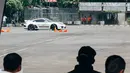 Sejumlah pasang mata menyaksikan aksi para penggemar kendaraan mewah beradu kemampuan di ajang Supercar Experience di Jakarta, Sabtu (1/11/2014). (Liputan6.com/Faizal Fanani)