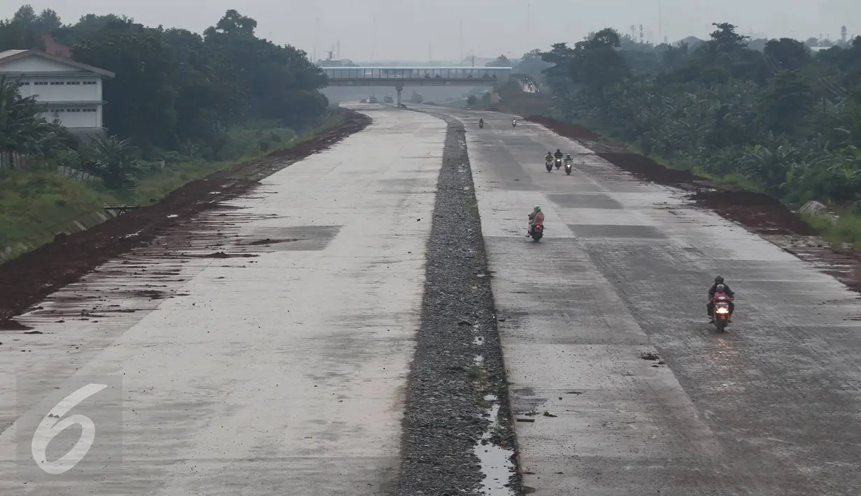Suasana pembangunan tol Cijago di kawasan Depok, Jawa Barat, Kamis (16/2). Kementerian PUPR berupaya mempercepat pembangunan ruas tol porsi pemerintah yang dibangun melalui pinjaman dari China. (Liputan6.com/Immanuel Antonius )