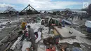 Warga mengumpulkan perkakas dari bangunan rumahnya yang rusak akibat terjangan tsunami di Kampung Sumur Pesisir, Pandeglang, Banten, Senin (24/12). Pascatsunami Selat Sunda, warga mulai kembali ke rumahnya masing-masing. (Merdeka.com/Arie Basuki)