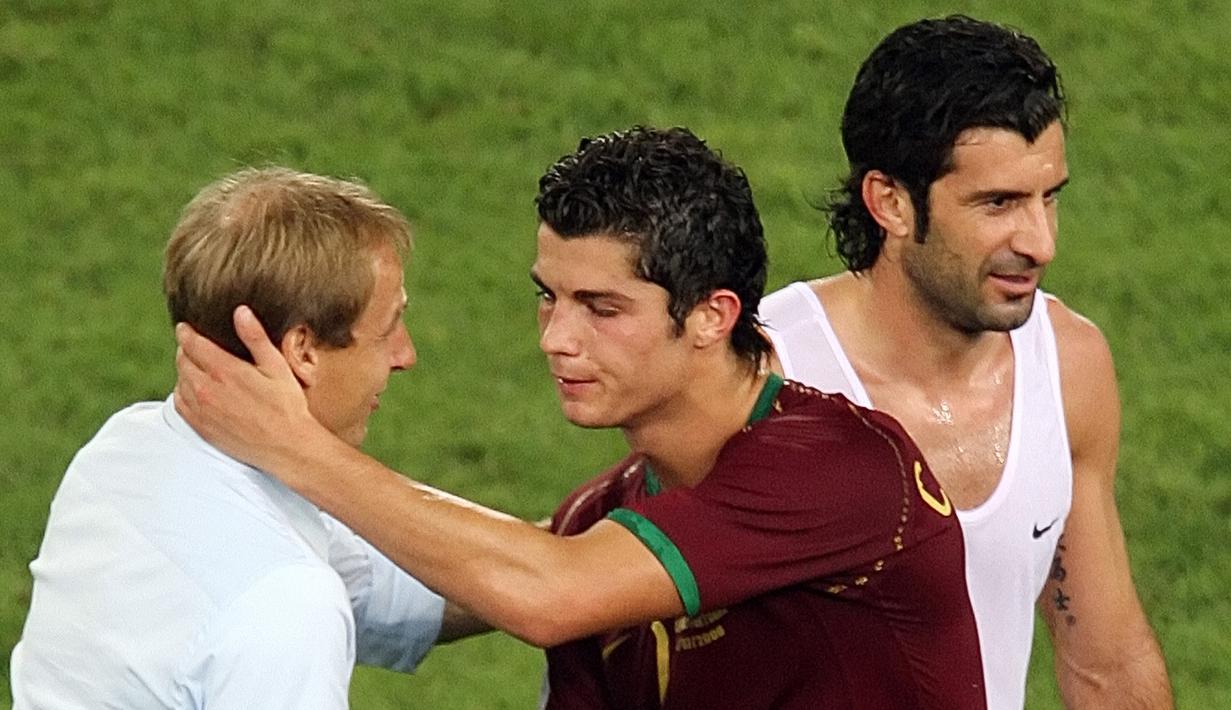 Cristiano Ronaldo masih berusia 21 tahun saat namanya masuk dalam skuad Portugal di Piala Dunia 2006 Jerman. CR7 yang tampil dalam empat laga ikut mengantarkan Timnas Portugal ke semifinal Piala Dunia 2006. Sayangnya, langkah Portugal harus terhenti setelah kalah 0-1 dari Prancis. Dan dalam perebutan tempat ketiga Portugal juga harus menyerah dari tuan rumah. (AFP/Odd Andersen)
