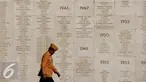 Seorang veteran melintasi daftar pejuang yang telah gugur usai melakukan ziarah di TMP  Kalibata, Jakarta, Senin (10/8/2015). Ziarah bertujuan untuk mengingat kembali perjuangan mereka merebut dan mempertahankan kemerdekaan. (Liputan6.com/Yoppy Renato)