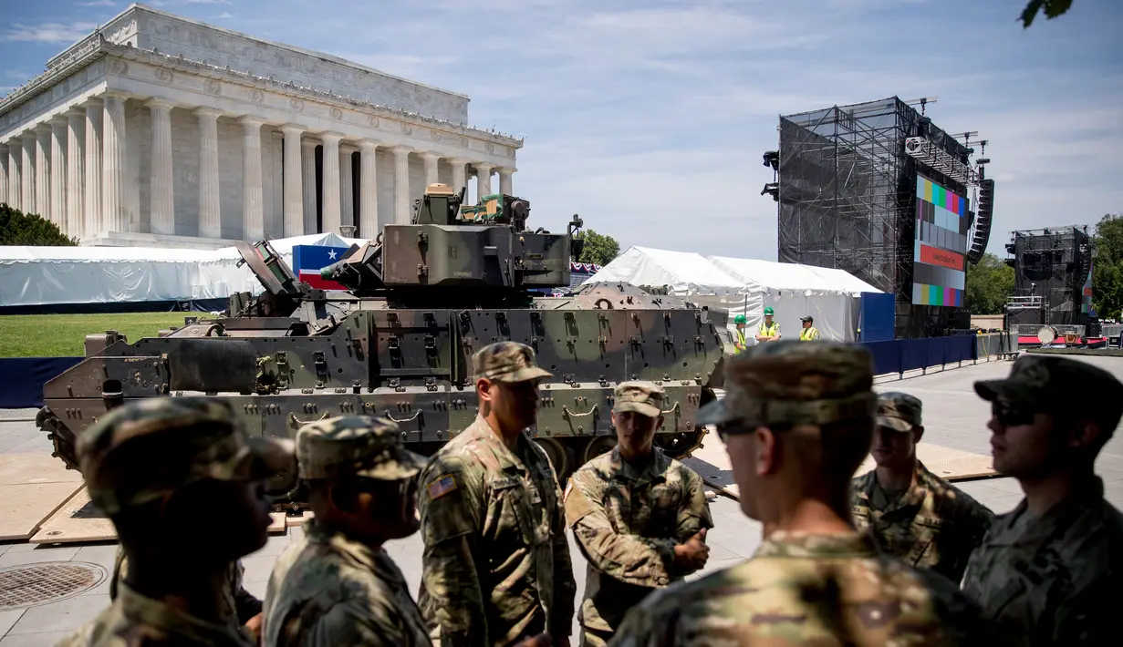 Salah satu dari dua kendaraan pengangkut lapis baja Bradley dipindahkan menuju Lincoln Memorial di Washington, Rabu (3/7/2019). Presiden Donald Trump berencana memamerkan Tank-tank tempur sebagai bagian dari perayaan Hari Kemerdekaan AS yang dikenal sebagai Fourth of July. (AP/ Andrew Harnik)