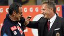 Pelatih AC Milan, Sinisa Mihajlovic (kanan) tertawa bersama Pelatih SSC Napoli, Maurizio Sarri pada laga Serie A Italia di Stadion Giuseppe Meazza, Milan, (04/10/2015). Milan kalah telak 0-4.  (EPA/Daniel Dal Zennaro)