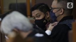 Terdakwa dugaan suap penanganan perkara di KPK yang juga mantan penyidik, AKP Stepanus Robin Pattuju saat menjalani sidang lanjutan di Pengadilan Tipikor, Jakarta Pusat, Senin (20/9/2021). Sidang beragendakan keterangan saksi dari JPU KPK. (Liputan6.com/Helmi Fithriansyah)