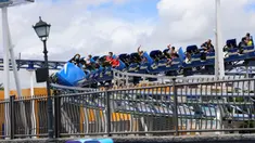 Para wisatawan bermain di Ocean Park, Hong Kong, China selatan, Sabtu (13/6/14). Ocean Park Hong Kong kembali beroperasi pada 13 Juni 2020 usai ditutup sementara selama empat bulan lebih akibat epidemi COVID-19. (Xinhua/Wu Xiaochu)