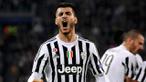 Alvaro Morata striker Juventus asal Spanyol adu skill dengan Soufiane Touzani pesepak bola freestyle asal Belanda seperti dilansir dari akun youtube Soufiane Touzani.