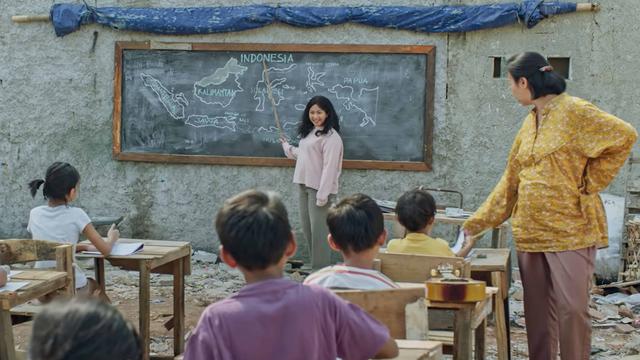 Salah satu adegan Imperfect. (Foto: Instagram ernestprakasa)