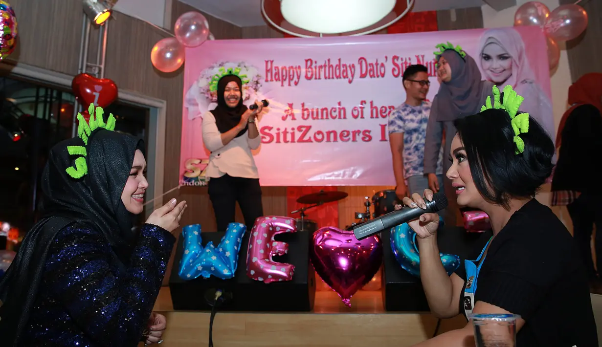 Di ulang tahunnya ini, harapannya masih sama seperti tahun sebelumnya. Siti yang dinikahi lelaki yang selisih usia 20 tahun lebih tua sangat mengharapkan kehadiran buah hati. (Deki Prayoga/Bintang.com)