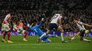 Eberechi Eze menjadi keran gol untuk The Gunners. Sementara itu, tuan rumah berhasil menyamakan kedudukan melalui Randal Kolo Muani dua menit berselang. (AFP/Glyn Kirk)