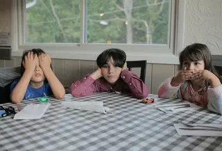 Akui bahwa marah adalah emosi yang wajar. Ucapkan kalimat seperti, “Ibu tahu kamu sedang kesal” agar anak merasa dimengerti. (Foto: Keren Fedida/Unsplash)