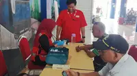 Palang Merah Indonesia (PMI) Kota Tangerang, Banten menurunkan puluhan relawan untuk siaga pos Natal dan tahun baru (Nataru) di posko bersama yang ditempatkan di pusat keramaian. (Liputan6.com/Pramita Tristiawati)
