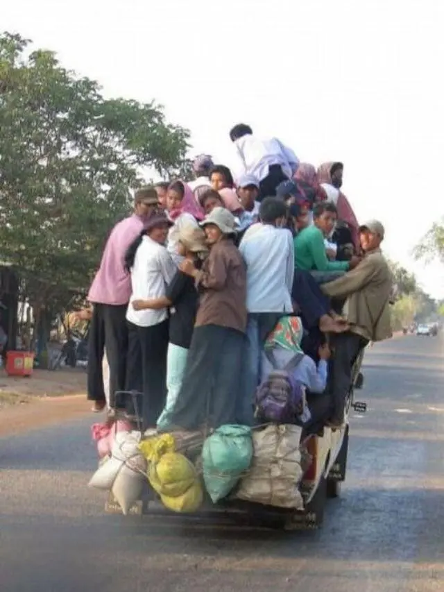 Kumpulan Potret Ibu-Ibu Nekat Naik Pikap, Bikin Deg-degan Orang yang Melihatnya (ist)