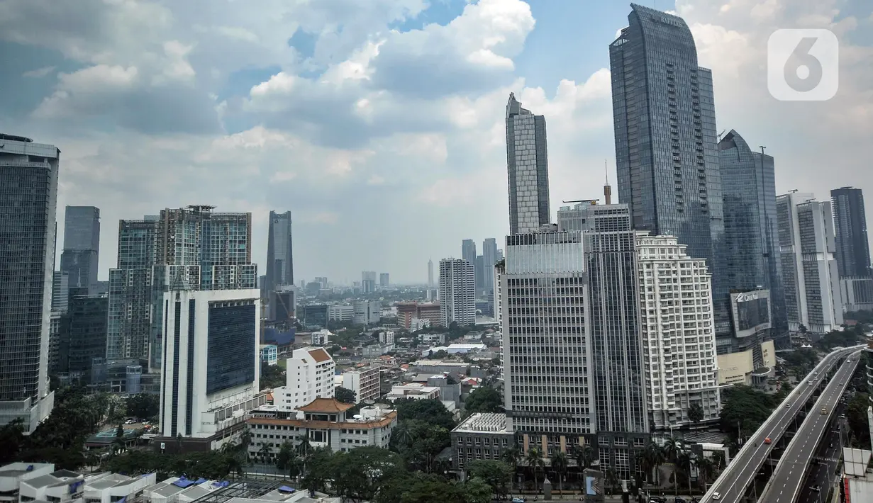 Pemandangan gedung perkantoran dan pusat perbelanjaan di Jakarta, Selasa (5/4/2022). Bank Dunia menurunkan proyeksi pertumbuhan ekonomi Indonesia pada tahun 2022 menjadi 5,1 persen pada April 2022, dari perkiraan sebelumnya 5,2 persen pada Oktober 2021. (merdeka.com/Iqbal S. Nugroho)