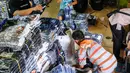 Pasar Cipulir menjadi alternatif bagi sejumlah orang yang mencari kebutuhan untuk menyambut bulan suci Ramadan dan datangnya hari raya Idul Fitri. (Liputan6.com/Angga Yuniar)