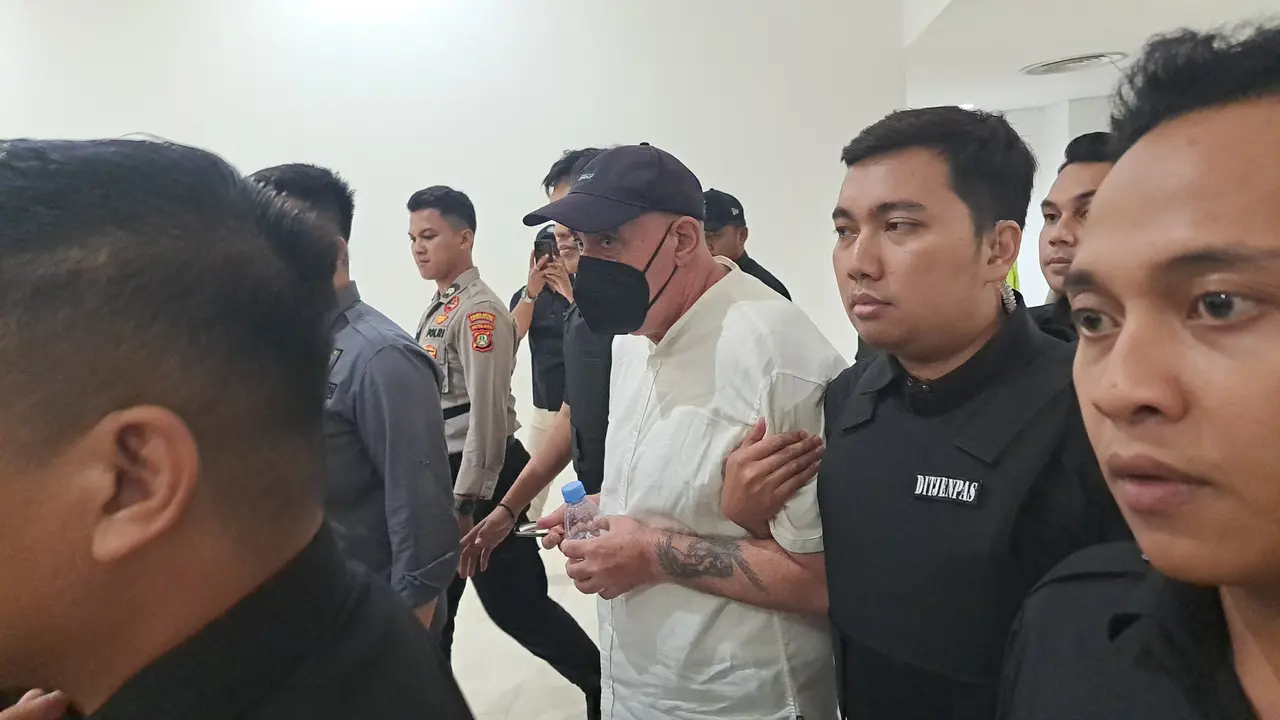 Terpidana kasus narkoba mati asal Perancis, Serge Areksi Atlaoui, dipulangkan ke negara asalnya melalui Terminal 2 Bandara Internasional Soekarno Hatta, Selasa (4/2/2025). (Liputan6.com/Pramita Tritiawati)