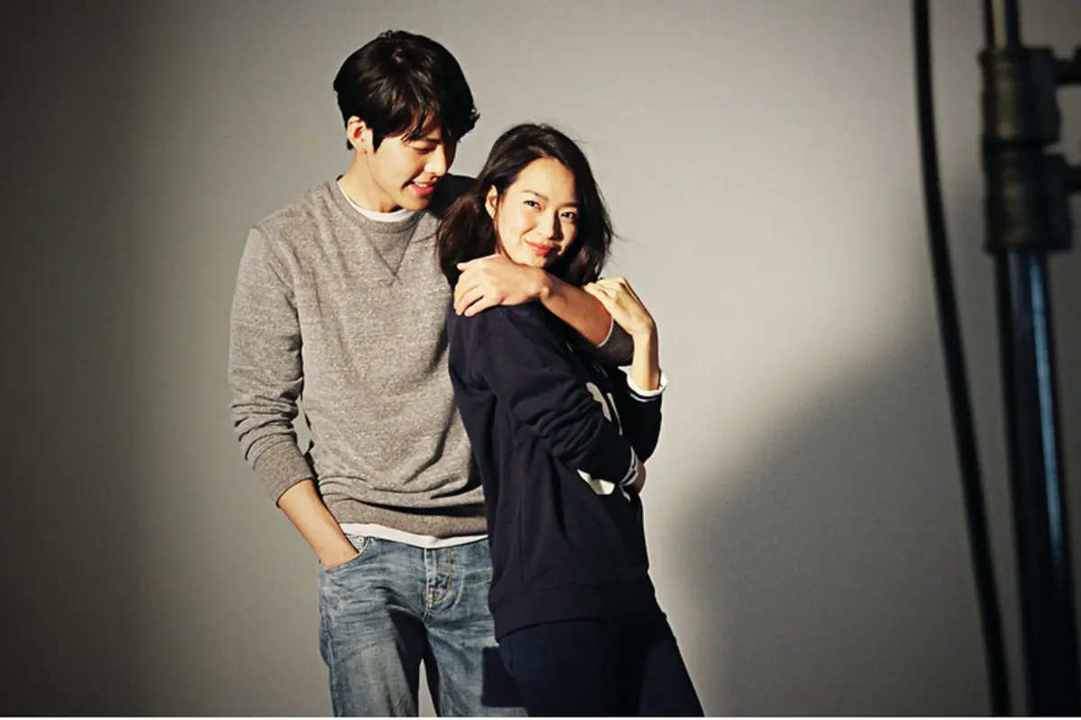 Kim Woo Bin dan Sang Kekasih Makin Mesra