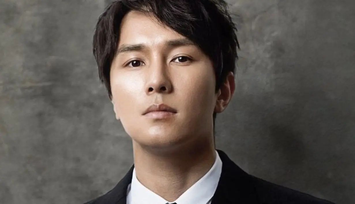 Walaupun debut sebagai penyanyi, akan tetapi Kim Dong Wan lebih suka berakting. Meskipun sudah berumur 38 tahun, namun ia tetap terlihat menawan. (Foto: soompi.com)