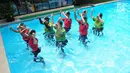 Klub akuarobik melakukan gerakan di dalam kolam saat acara seminar water dancing perfomance, dan akuarobik trial di kawasan Pejaten, Jakarta, Sabtu (11/11). Gelaran marathon aerobik air ini berlangsung serentak di 80 negara. (Liputan6.com/Helmi Afandi)